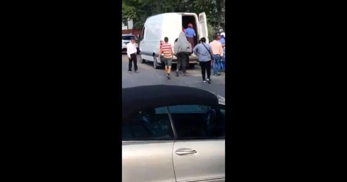 Zeci de persoane au fost transportate ca pe cartofi la Galaţi Foto: captură video