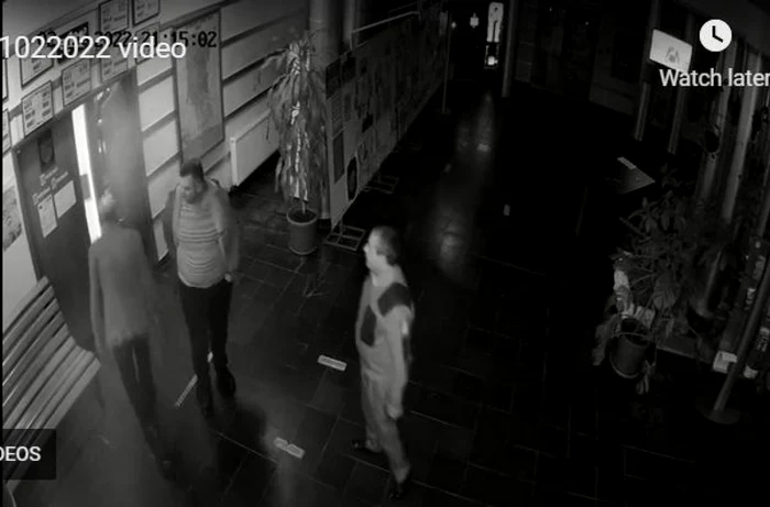 Incidentul a fost surprins, parţial, de camerele montate pe coridorul Primăriei. Captură video Arges-Stiri.ro
