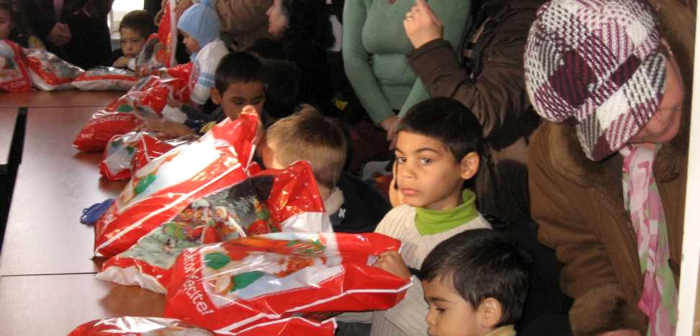 Copiii s-au bucurat de surprizele primite de la Moş Nicolae. Foto: T.Bendriş