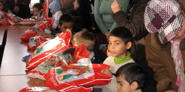 Copiii s-au bucurat de surprizele primite de la Moş Nicolae. Foto: T.Bendriş