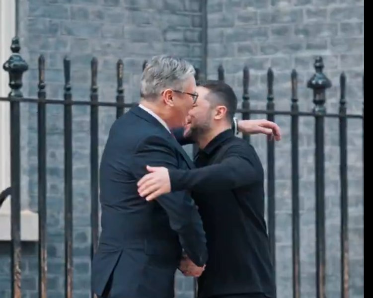 Zelenski primit cu aplauze la Londra. Premierul britanic Keir Starmer l-a îmbrățișat: „Sunteți foarte binevenit aici, aveți tot sprijinul”