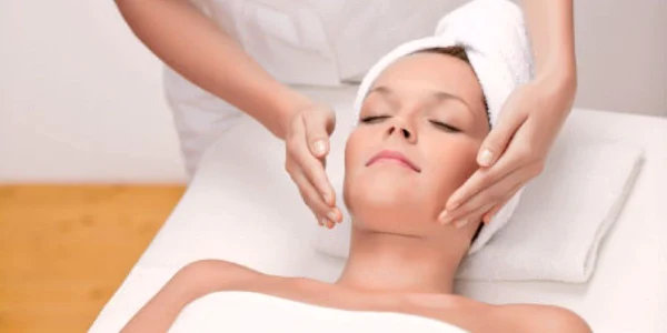 Tratamentele depigmentante  se fac numai de către dermatolog, din luna octombrie şi până în mai