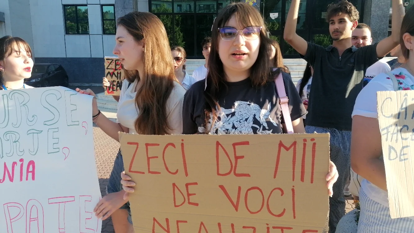 Zeci de elevi au protestat la Slatina, nemulțumiți de reforma burselor FOTO: Alina Mitran