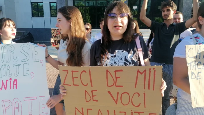 Zeci de elevi au protestat la Slatina, nemulțumiți de reforma burselor FOTO: Alina Mitran