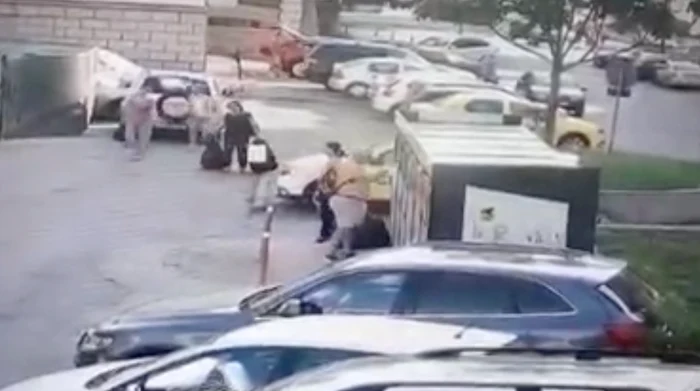 Momentul în care mai mulți ieșeni aruncă deșeurile. FOTO Salubris Iași