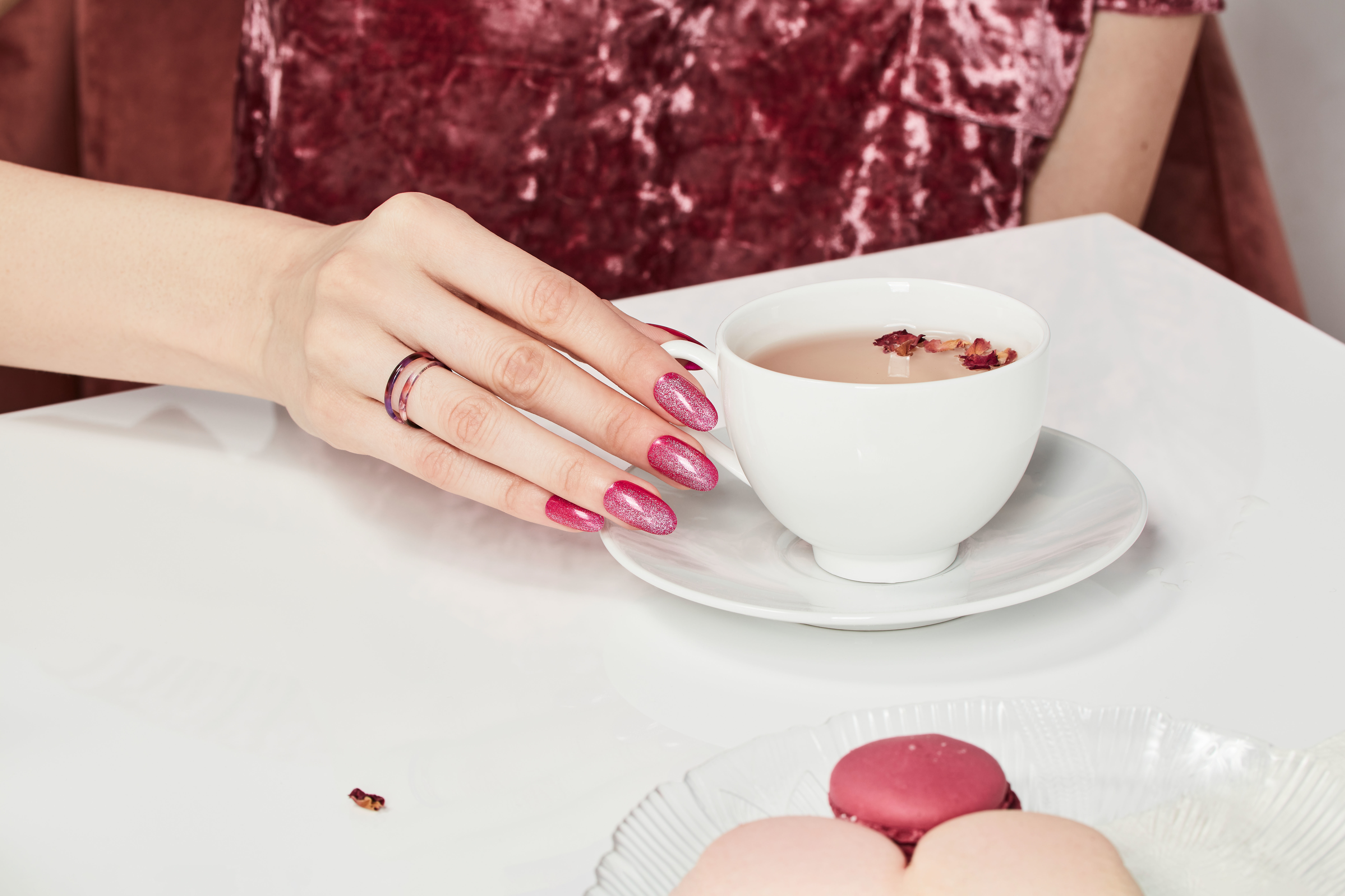 1 mystic magenta gce07 lifestyle hand 3018 1 jpg jpeg