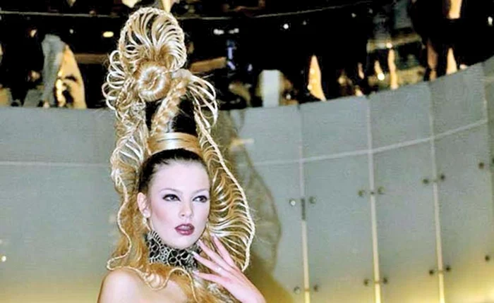 
    Într-o împletitură extravagantă  intră circa şase metri  de extensii şi mult fixativ  