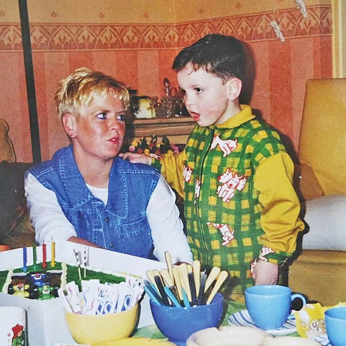 Pe scenă, artistul olandez  a împrumutat numele  mamei, Laurence