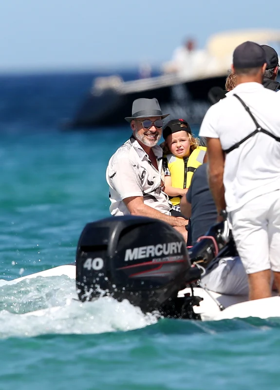 Elton John et son mari David Furnish au Club 55 à Saint Tropez avec leurs enfants Elijah et Zachary jpeg