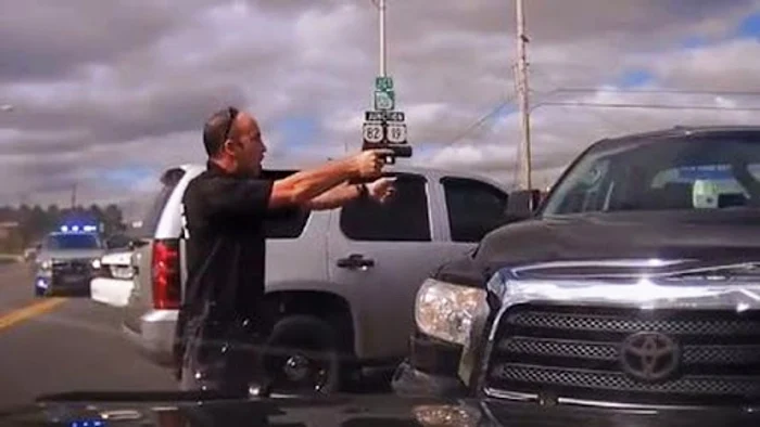 
    Ofițerul de poliție l-a împușcat pe adolescent după ce mama acestuia sunase la 911 pentru ajutor Sursă foto: Captură video   