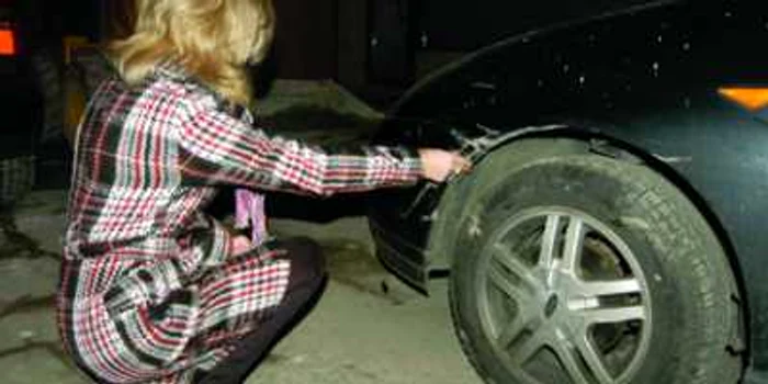Amalia Ivanovici şi-a găsit roţile de la maşină înţepate şi tabla tăiată cu flexul.