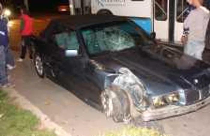 Autoturismul BMW a lovit un pieton şi două maşini