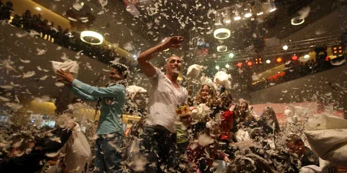 Poze de la cea mai mare bătaie cu perne din ţară