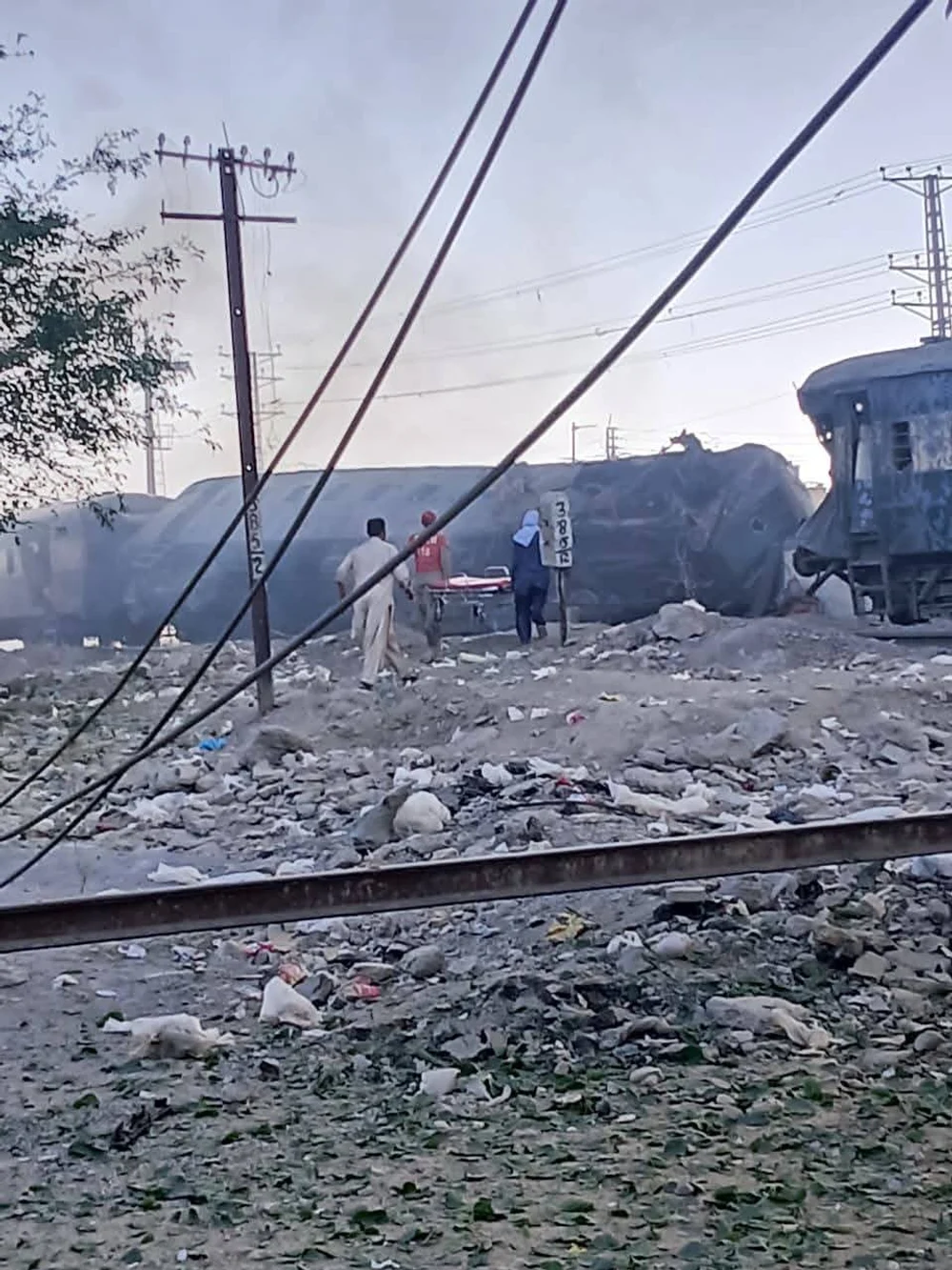 Peste 20 de oameni au murit în urma unei explozii după un atac cu bombă lângă o cale ferată în Pakistan