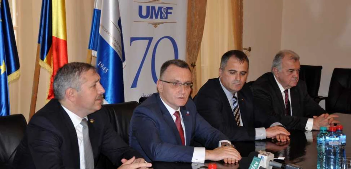 Rectorul Universităţii de Medicină şi Farmacie din Târgu Mureş, Leonard  Azamfirei, ministrul Educaţiei şi Cercetării Ştiinţifice, Sorin Mihai Cîmpeanu, secretarul de stat din MECS, Gigel Paraschiv şi preşedintele Senatului UMF Târgu Mureş, Constantin Copotoiu