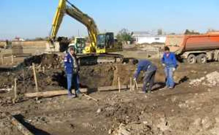 Muncitorii dau bice lucrărilor pentru a termina la timp noul magazin Metro