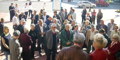 Bacău: Pensionarii au pichetat Prefectura