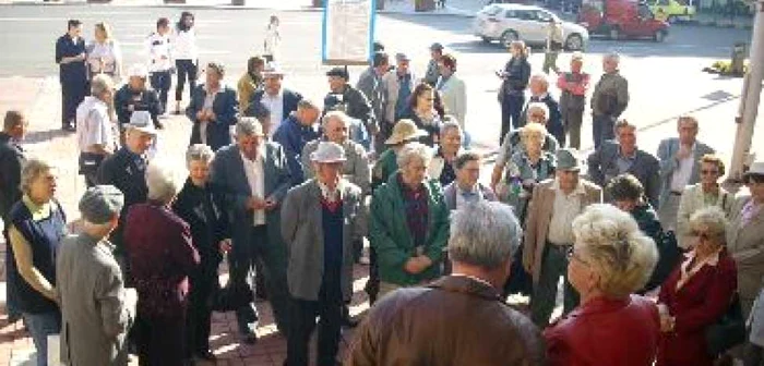 Bacău: Pensionarii au pichetat Prefectura