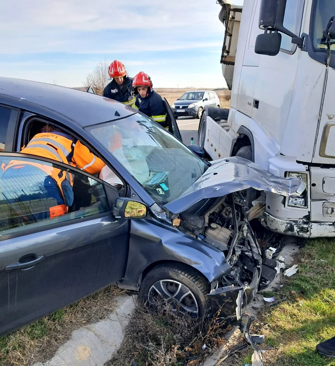 Un TIR a pătruns pe contrasens, lovind un autoturism FOTO: martor