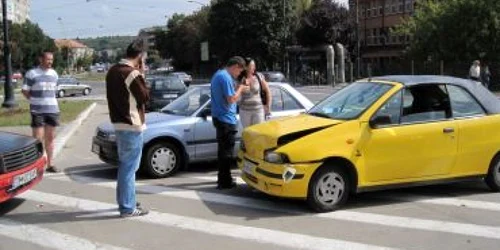 Reşiţa: Trei şoferi şi-au stricat duminica, după ce maşinile în care se aflau s-au lovit în lanţ