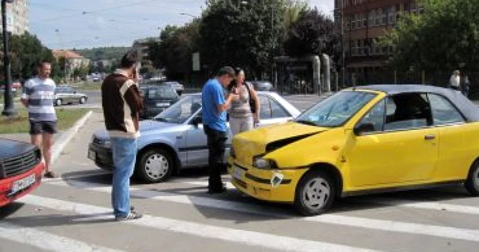 Reşiţa: Trei şoferi şi-au stricat duminica, după ce maşinile în care se aflau s-au lovit în lanţ