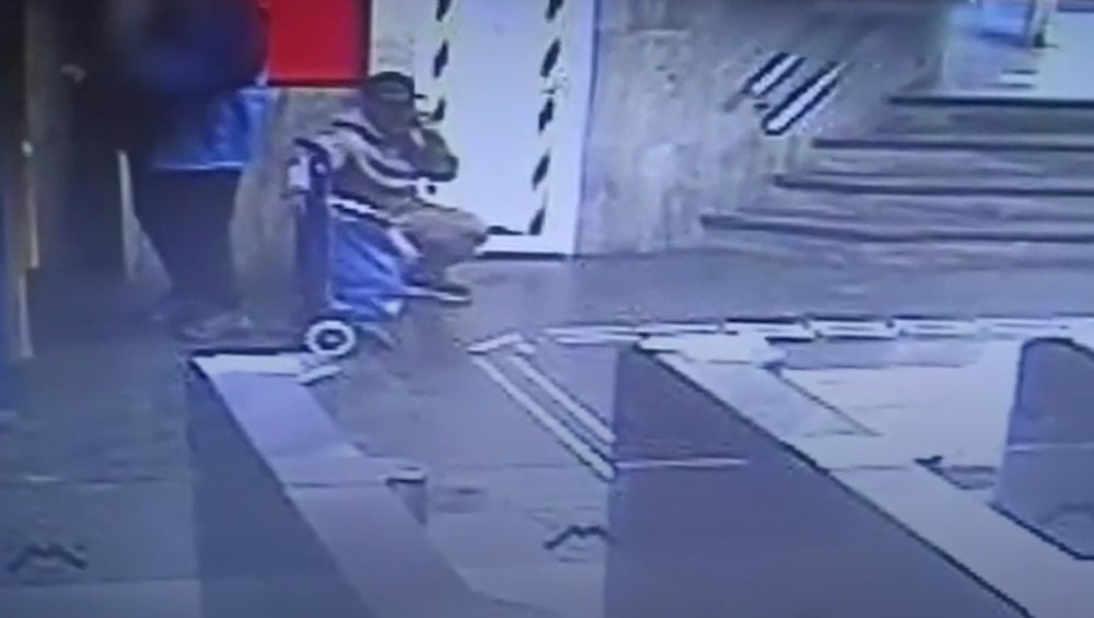 Imagini cu momentul în care un bărbat fură un telefon la metrou, în București