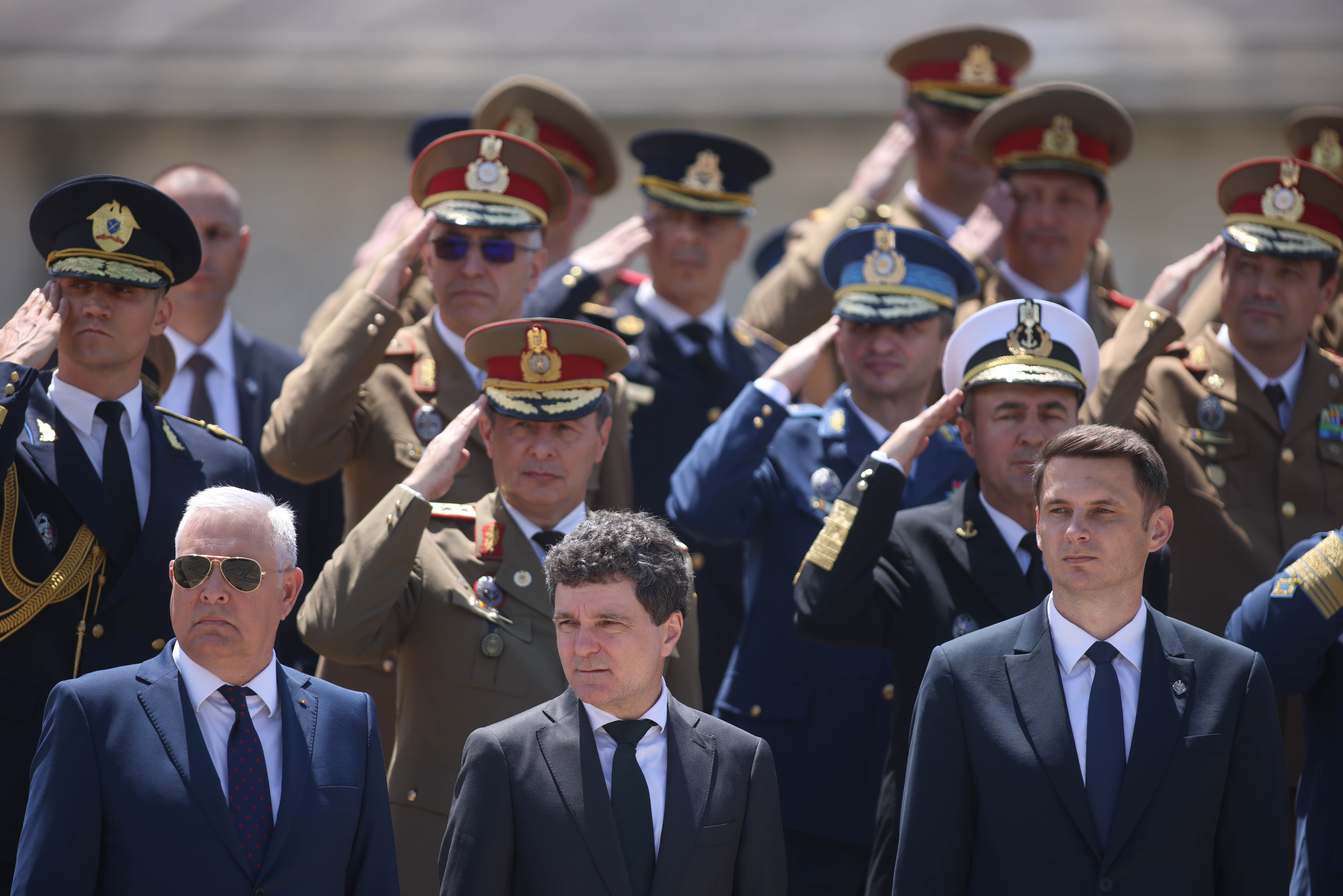 Teama de război bate grija pentru taxe. Tot mai mulți români susțin creșterea cheltuielilor militare I ANALIZĂ