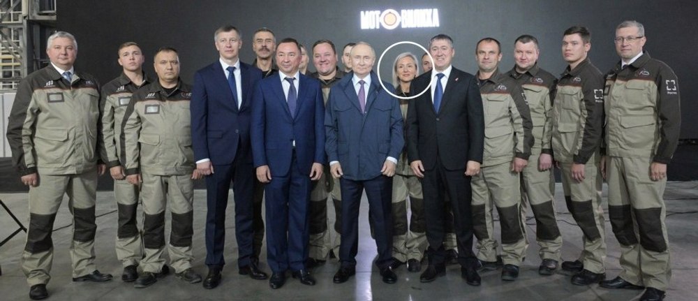 „Agent Cornetto”: femeia-cameleon din anturajul lui Putin reapare, deghizată în muncitoare de fabrică