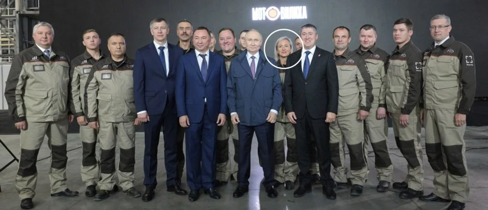 „Agent Cornetto”: femeia-cameleon din anturajul lui Putin reapare, deghizată în muncitoare de fabrică
