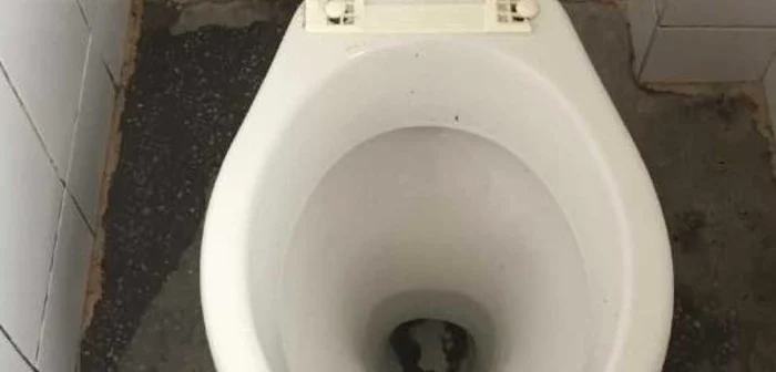 Aşa arată un WC din Secţia de cardiologie FOTO: Facebook