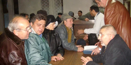 Directorul Traian Constantinescu le explica oamenilor problema căldurii