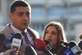 George Simion, președintele AUR și candidatul formațiunii la alegerile prezidențiale o însoțește pe soția sa Ilinca în timp ce aceasta votează în turul I al alegerilor prezidențiale, în București. FOTO Inquam Photos / George Călin