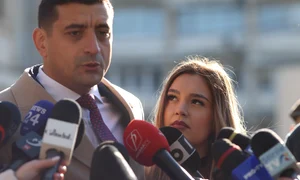 George Simion, președintele AUR și candidatul formațiunii la alegerile prezidențiale o însoțește pe soția sa Ilinca în timp ce aceasta votează în turul I al alegerilor prezidențiale, în București. FOTO Inquam Photos / George Călin