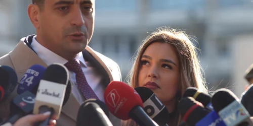 George Simion, președintele AUR și candidatul formațiunii la alegerile prezidențiale o însoțește pe soția sa Ilinca în timp ce aceasta votează în turul I al alegerilor prezidențiale, în București. FOTO Inquam Photos / George Călin