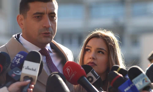George Simion, președintele AUR și candidatul formațiunii la alegerile prezidențiale o însoțește pe soția sa Ilinca în timp ce aceasta votează în turul I al alegerilor prezidențiale, în București. FOTO Inquam Photos / George Călin