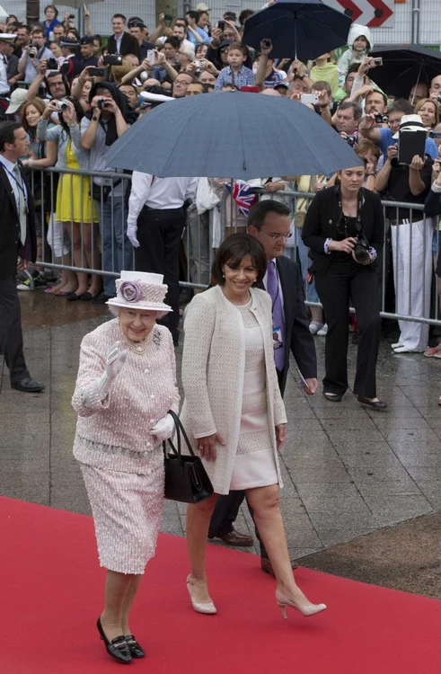 
    Regina Elisabeta şi Anne Hildago, primarul Parisului (foto: reuters)  