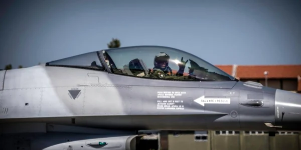 avion f16 f-16 foto facebook fortele aeriene romane