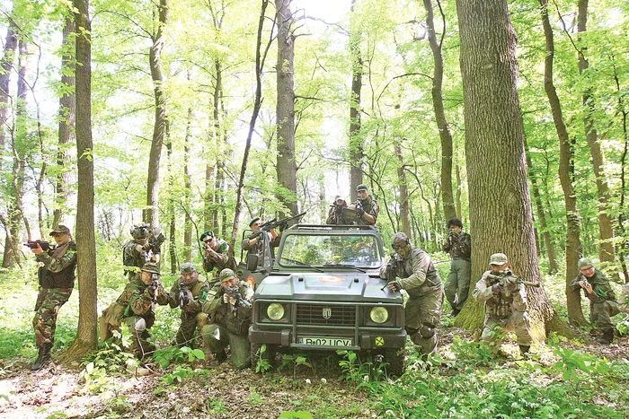 Duminică, în pădurea de la  Ciorogârla, s-au adunat aproape  150 de tineri dornici de «luptă»