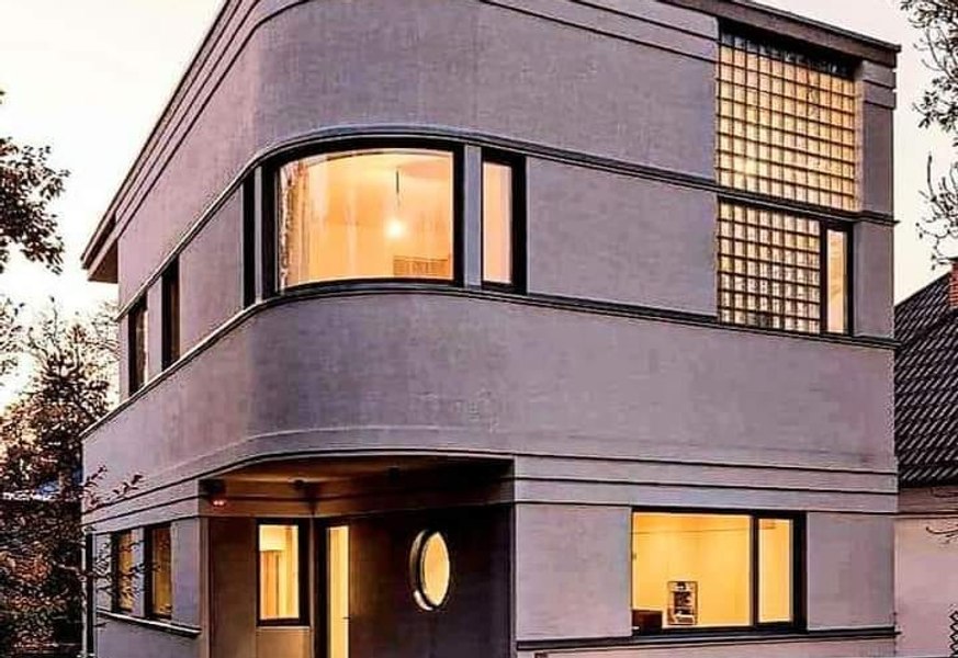 Casă interbelică recent renovată, cu val de reacții pe un grup de arhitectură. „Art Deco de secol 21“