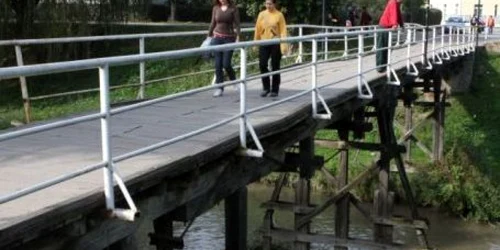 Podul pietonal de peste Cibin a fost demolat pentru a face loc noului pod auto