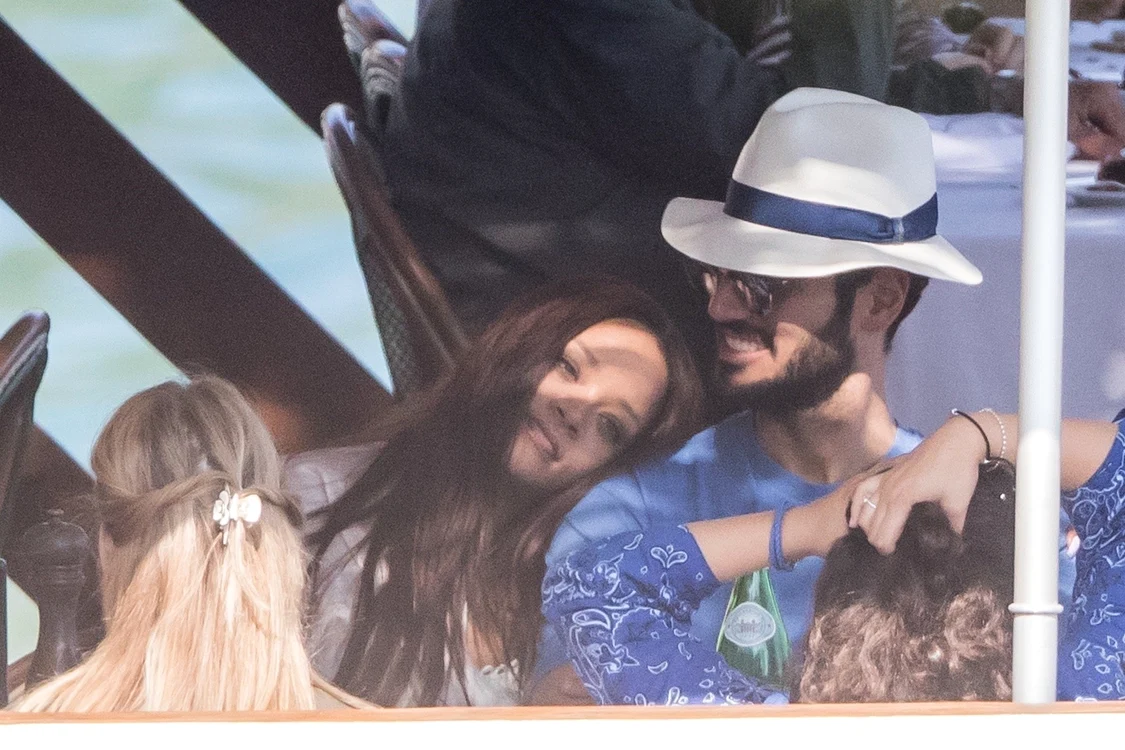 Rihanna s-a comportat precum o adolescentă îndrăgostită în prezenţa iubitului său, Hassan Jameel 