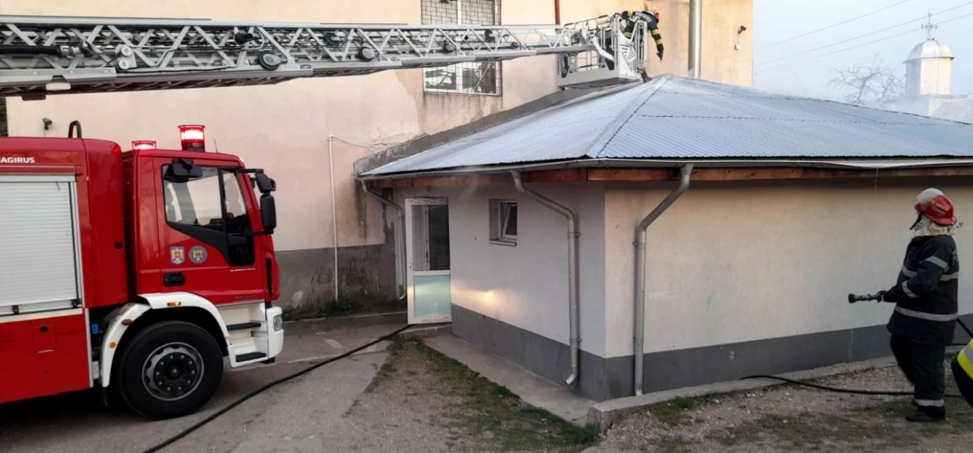 În podul anexei în care funcţionează centrala a fost observat fum FOTO ISU Olt