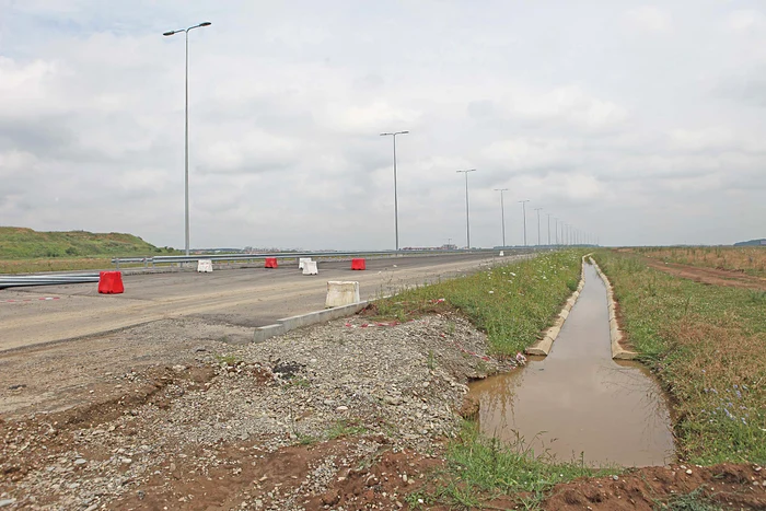 Drumul asfaltat este închis cu balize