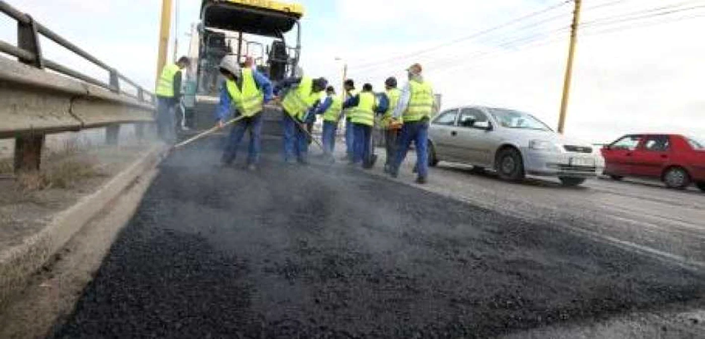 Asfaltarea drumului se va realiza când temperaturile vor creşte foto Arhivă