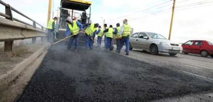 Asfaltarea drumului se va realiza când temperaturile vor creşte foto Arhivă