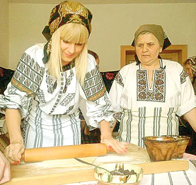 
    Elena Udrea, aranjată  şi la copt cozonaci  