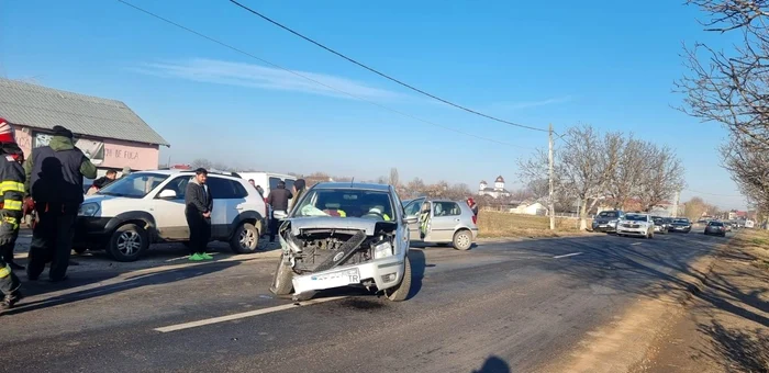 Trei mașini implicate în accident, două persoane au suferit răni FOTO: martor