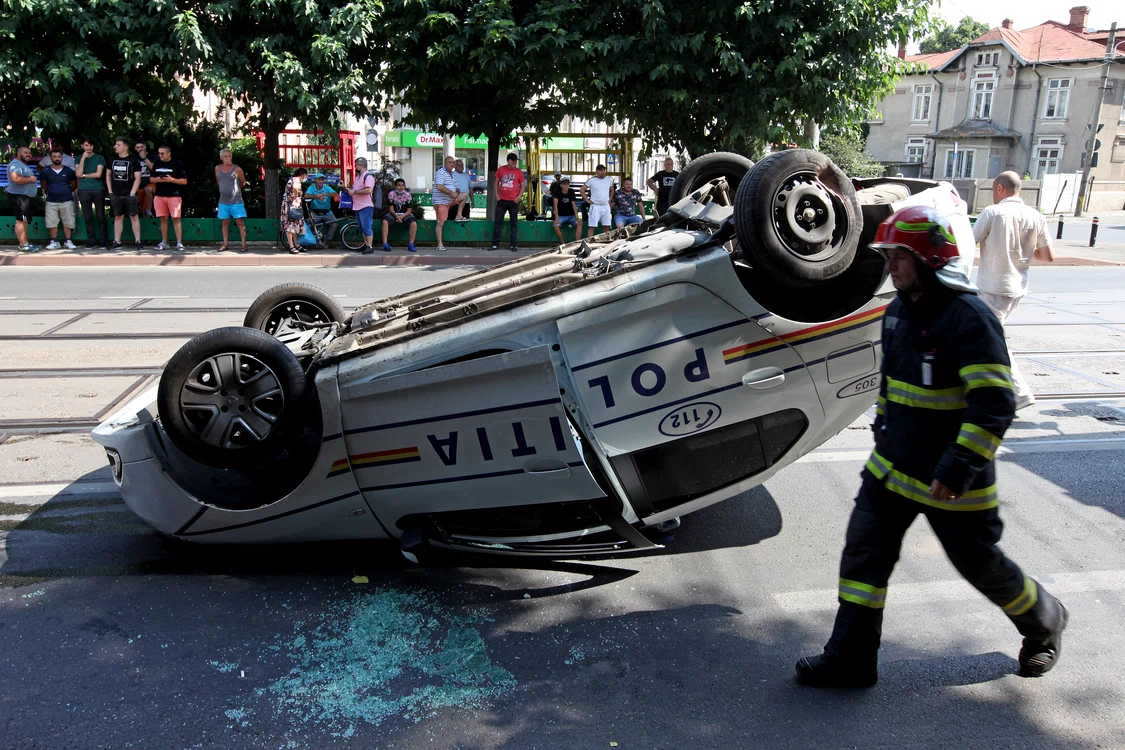 
    Mașina a fost repusă pe roți, iar ancheta continuăFotografii: Sever Gheorghe  