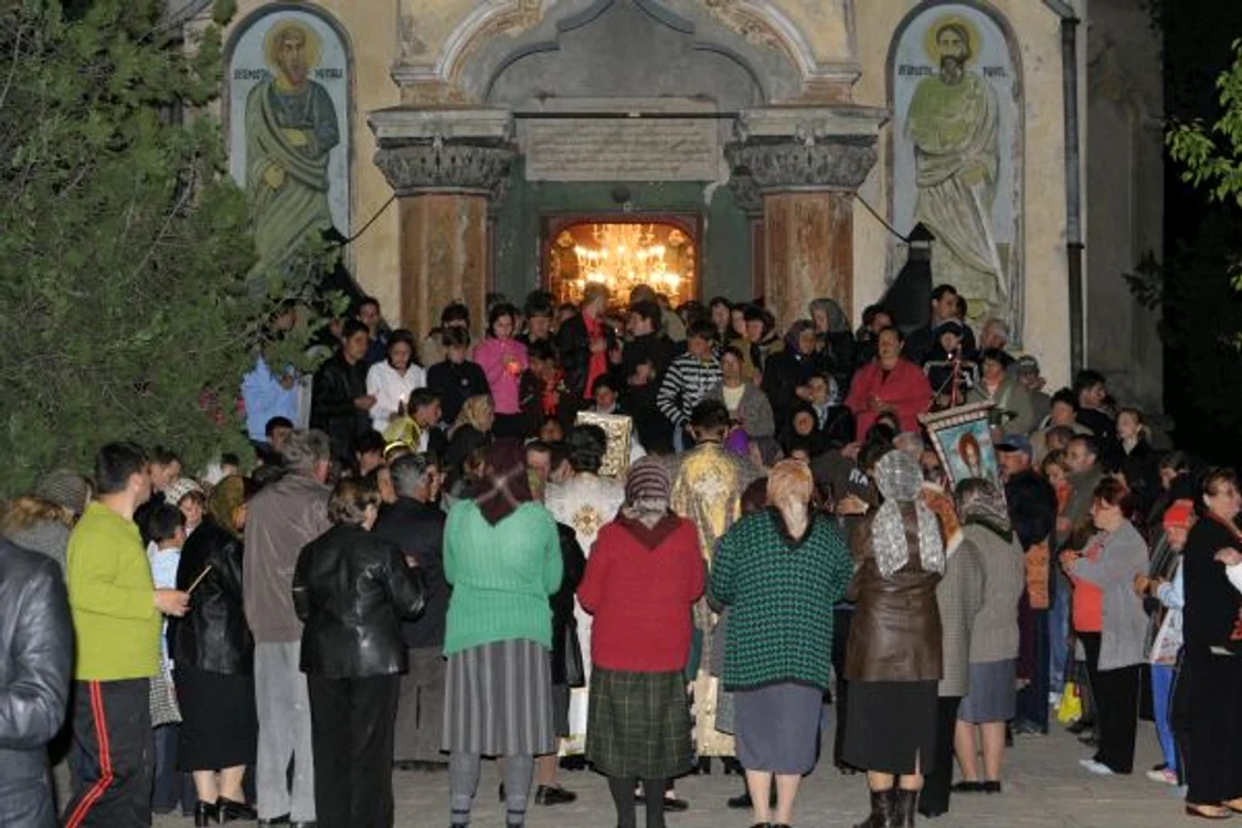Lumânarea de Paşte te apără de boli şi-ţi aduce noroc