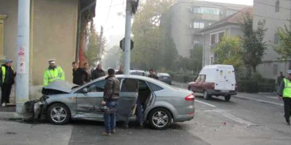 Maşina primăriei a fost proiectată într-un stâlp din intersecţie 
